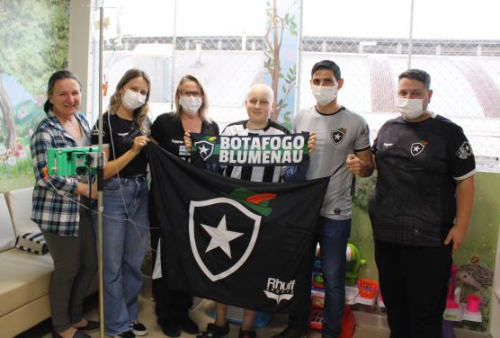 Paciente internado de 13 anos  recebe surpresa da torcida do Botafogo em Blumenau